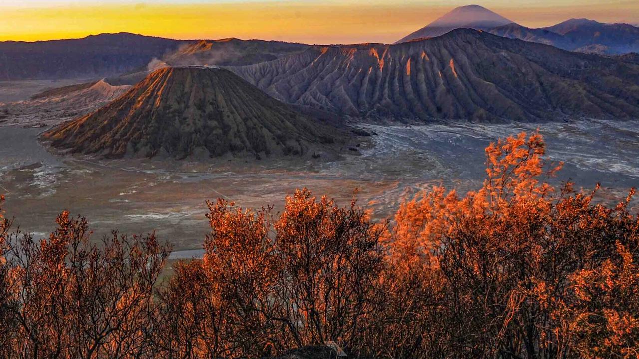 FOTO: Kilau Emas Matahari Pagi di Bromo yang Tak Pernah Kehilangan Pesona