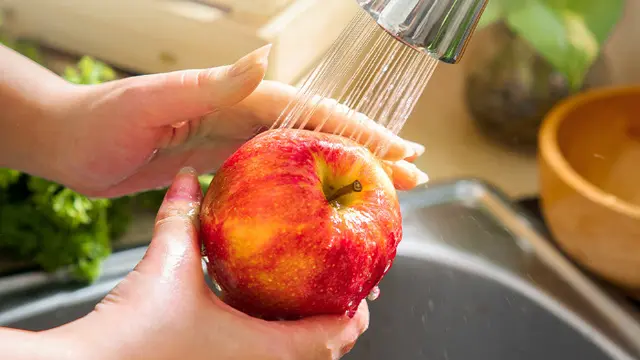 Mencuci Buah Apel