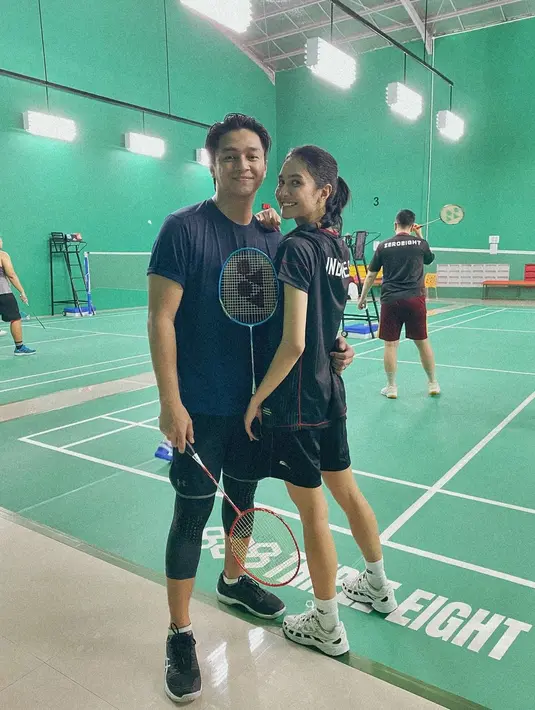 Main badminton bersama sang suami, Mikha Tambayong terlihat sporty dengan jersey dan celana pendek [@miktambayong]