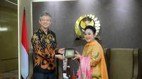 Komisi IV DPR RI yang dipimpin oleh Ketua Siti Hediati Hariyadi atau Titiek Soeharto menerima kunjungan kehormatan dari Duta Besar Republik Rakyat Tiongkok (RRT) untuk Indonesia, Mr. Wang Lutong, dan Duta Besar Selandia Baru untuk Indonesia, Mr. Phillip Taula di Gedung DPR RI, Jakarta pada Selasa, 29 April 2025. (Liputan6.com/Delvira Hutabarat).