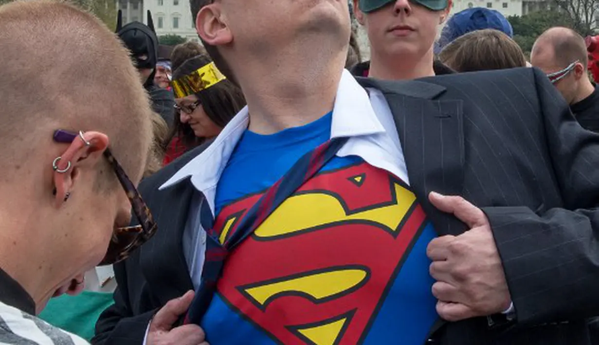 Seorang pria mengenakan kostum Superman saat diacara memecahkan rekor dunia untuk karakter buku komik terbanyak dunia, Washington DC, (18/4/2014) (AFP Photo/Paul J. Ricards).
