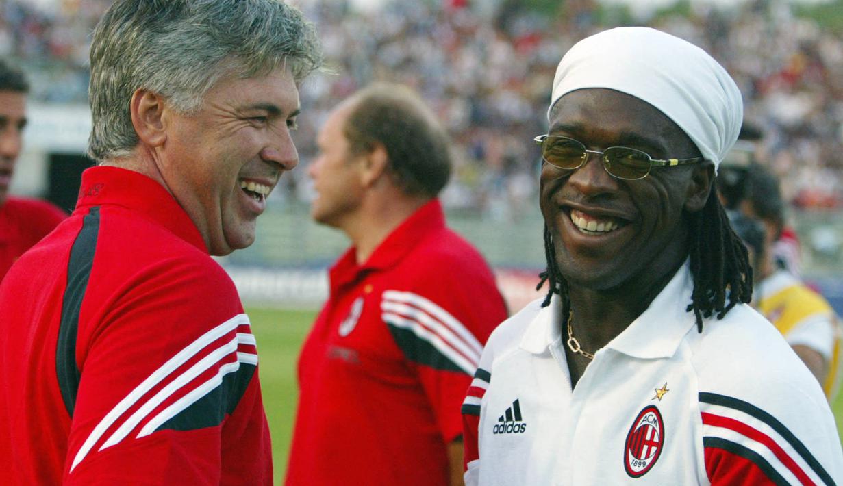 Clarence Seedorf menjadi satu-satunya pemain yang sukses memenangkan Liga Champions dengan tiga klub berbeda. Ia bertemu dengan Ancelotti saat bermain di AC Milan. Seedorf telah memainkan 325 pertandingan untuk delapan kemenangan trofi Ancelotti di Rossoneri. (AFP/Patrick Hertzog)