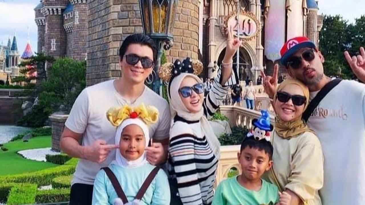 Momen Penuh Kehangatan Syahrini Bareng Keluarga Adik Liburan di Disneyland Jepang