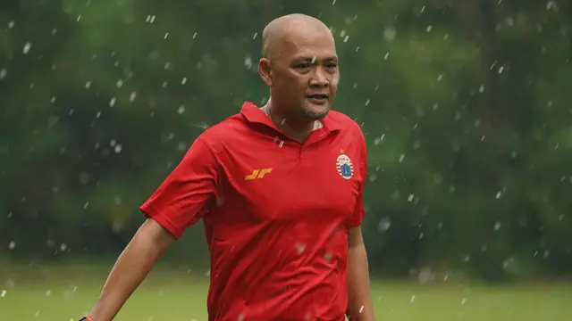 FOTO: Di Bawah Guyuran Hujan, Sudirman Pimpin Latihan Perdana Persija di Tengah Kabar Pergantian Pelatih