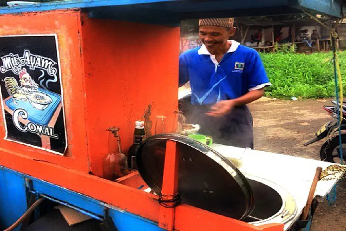 Selama 27 Tahun Jualan Mi Ayam Keliling, Pak Nur Mampu Naik Haji