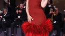 Úrsula Corberó menarik perhatian dengan gaun Bottega Veneta FW24 RTW bernuansa merah menawan dengan pinggiran dan detail bulu runcing. [Foto: Hello Magazine]