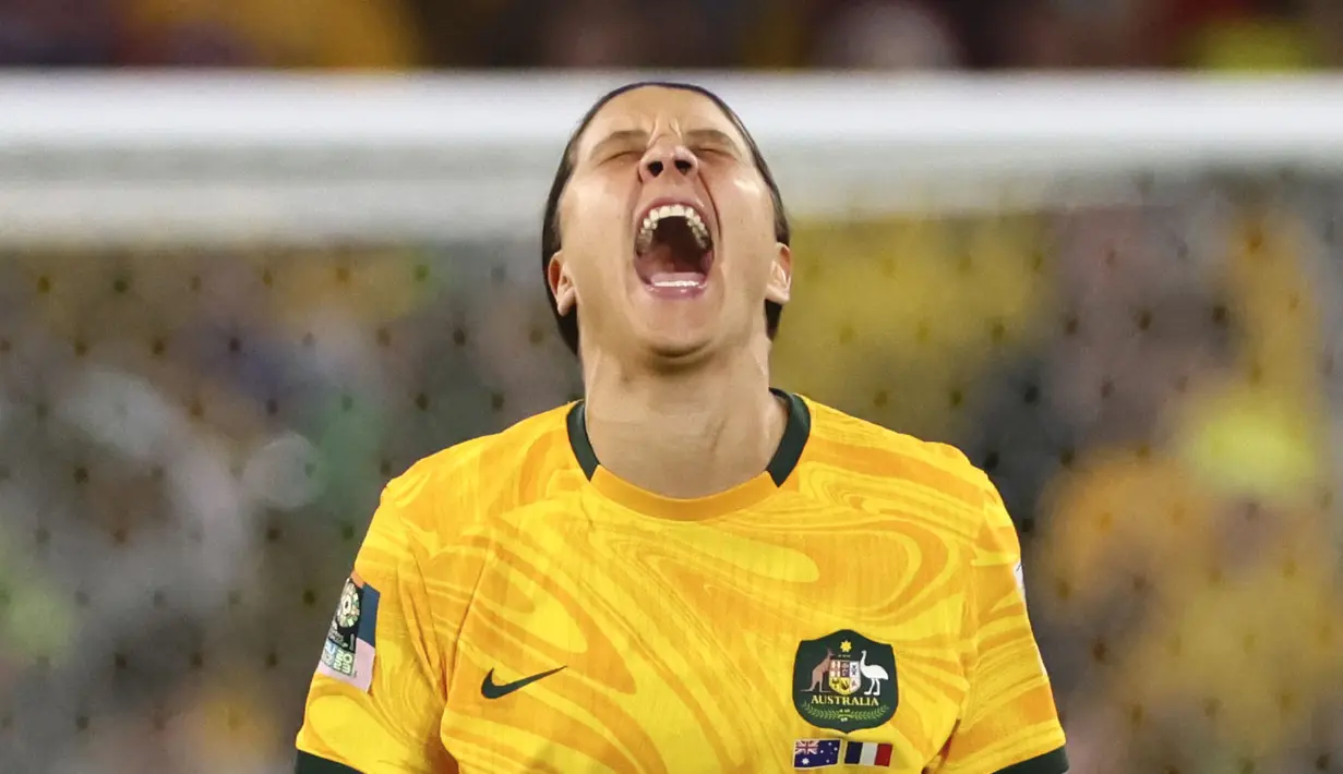 Pemain Timnas Australia, Sam Kerr melakukan selebrasi setelah menang atas Prancis pada babak adu penalti saat perempat final Piala Dunia Wanita 2023 di Brisbane Stadium, Brisbane, 12 Agustus 2023. (AP Photo/Tertius Pickard)