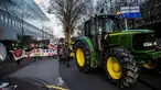 Petani dari Groningen berunjuk rasa dengan membawa traktor memprotes fracking di Den Haag, Belanda (1/1). Pemerintah Belanda sedang melakukan persidangan melawan fracking di Groningen pada bulan Februari. (AFP Photo/ANP/Siese Veenstra/Netherlands Out)