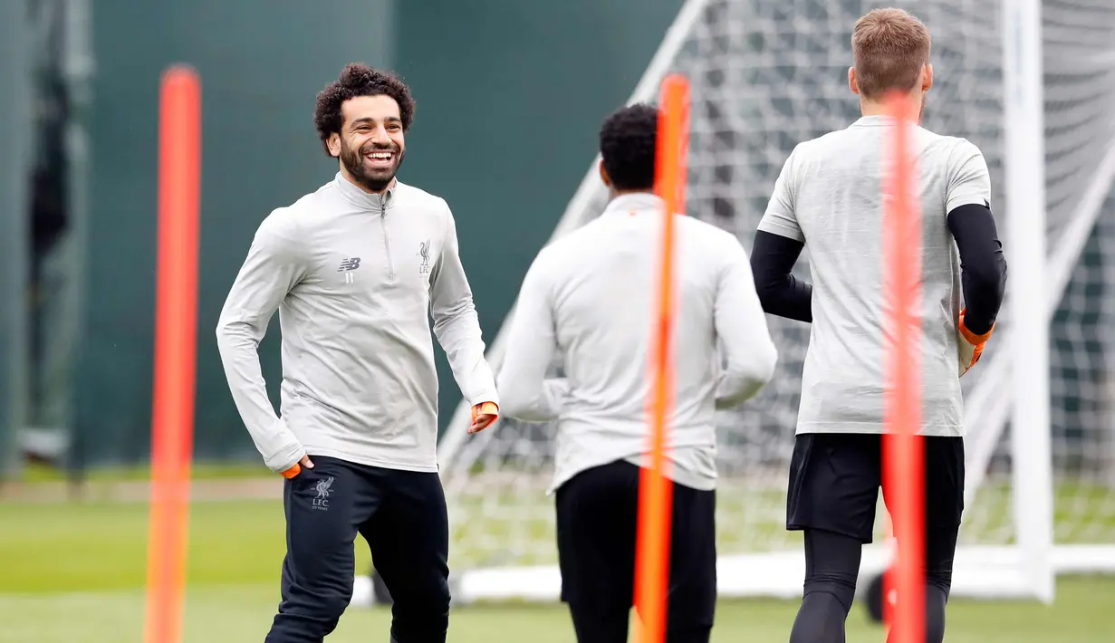Penyerang Liverpool asal Mesir Mohamed Salah tersenyum saat melakukan pemanasan di kompleks pelatihan Melwood tim di Liverpool, Inggris, (23/4). Liverpool akan bertanding melawan wakil Italia, AS Roma di stadion Anfield. (AP Photo/Martin Rickett)