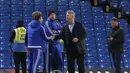 Pelatih Chelsea,  Guus Hiddink (kanan) bersalaman dengan staff operasional Chelsea usai menang lawan Sunderland di Stadion Stamford Bridge, London, Sabtu (19/12/2015).  (AFP Photo/Ian Kington)