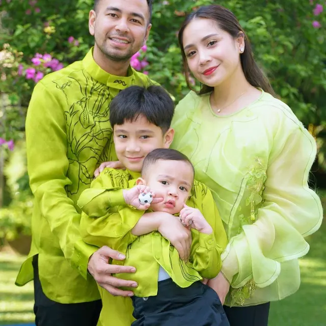 Potret 6 Keluarga Artis Pakai Baju Senada di Hari Raya Idul Adha, Makin Kompak