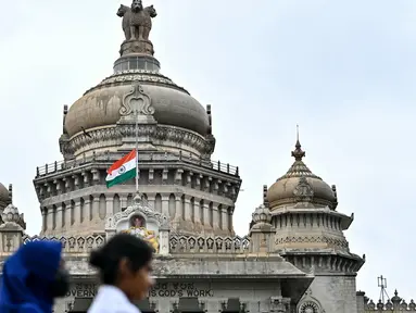 Bendera nasional India berkibar setengah tiang di Vidhana Soudha sebagai penanda berkabung atas meninggalnya mantan Perdana Menteri India, Manmohan Singh, di Bengaluru pada tanggal 27 Desember 2024. (IDREES MOHAMMED/AFP)