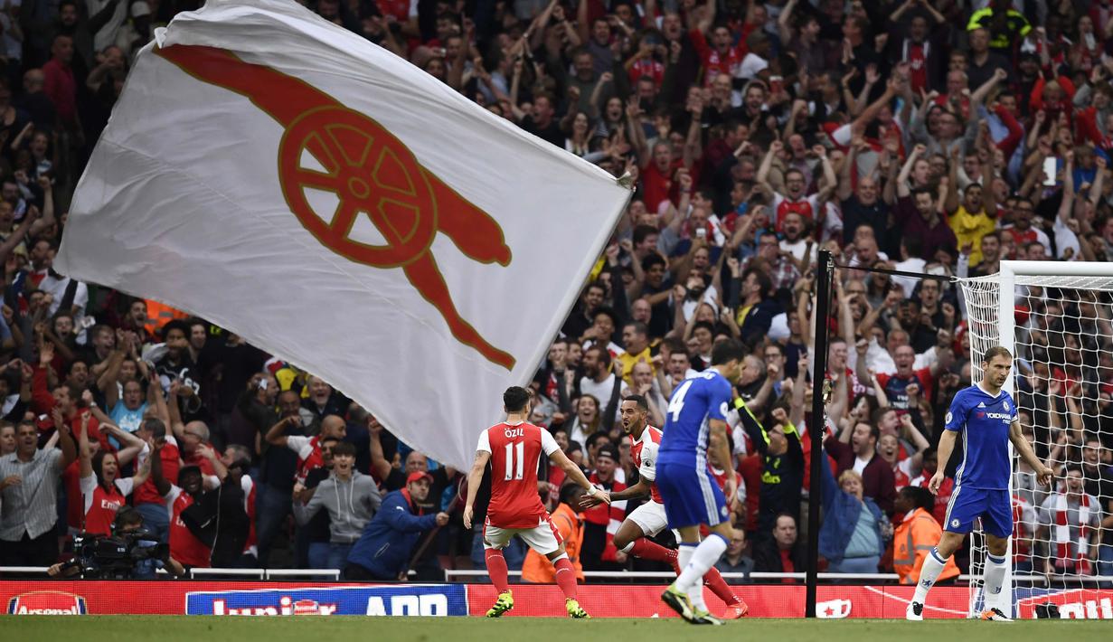 Pemain Arsenal, Theo Walcott merayakan golnya ke gawang Chelsea pada lanjutan Premier League di Emirates Stadium, Minggu (25/9/2016) dini hari WIB. (Reuters/Dylan Martinez)