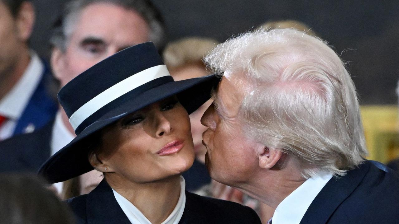 Gaya Melania Istri Donald Trump Curi Perhatian di Pelantikan