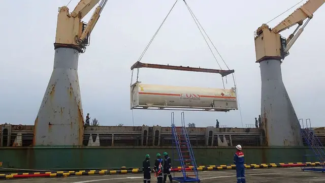 PT Pertagas Niaga pada Selasa (28/12/2021) untuk pertama kalinya melayarkan Kapal MV Saviour yang mengangkut 40 ISO tank LNG dengan kapasitas total 32.000 MMBTU. (Dok Pertamina)