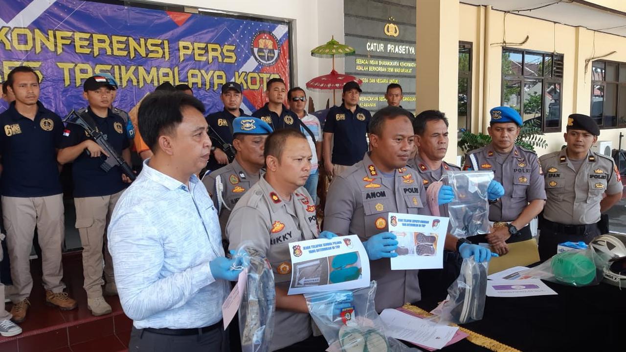 Kapolres Tasikmalaya AKBP Anom Karibianto, menyampaiakn penjelasan kepada awak media, saat rilis kasus pembunuhan siswi SMPN 6 Tasikmalaya, di kantornya, Kamis (27/2/2020).