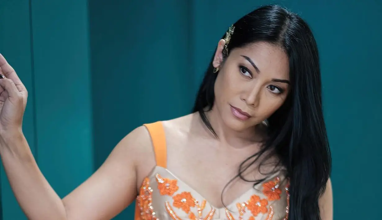 Tampil di Paris, Anggun tampil cantik dengan gaun yang punya sentuhan khas Indonesia. Mengenakan bustier full payet dengan detail tali dengan rok tulle berwarna oranye [instagram/anggun_cipta]