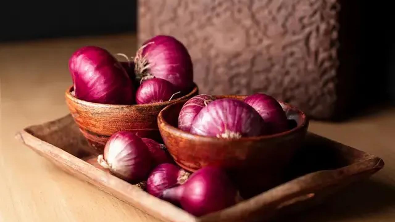 Meskipun harganya tidak menentu, masyarakat Sukomoro tetap memilih menanam bawang merah daripada menanam padi. Menurut mereka, menanam bawang merah lebih menguntungkan.