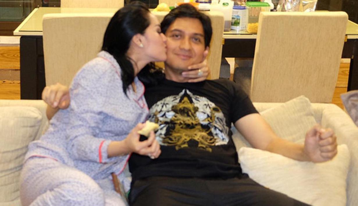 Potret kebahagiaan pengantin baru Lucky Hakim dan Tiara Dewi terus dipamerkan. Kebahagiaan keduanya juga diabadikan lewat media sosial. Potret intim keduanya usai resmi menikah sejak Kamis (19/1). (Instagram/tiaradewireal)
