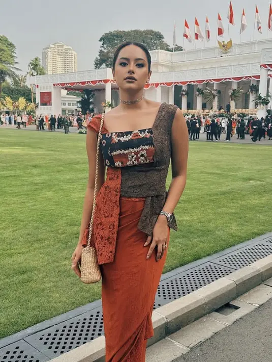 Kali ini ia menggabungkan warna dan meterial untuk kesan yang unik tak terbantahkan. [Foto: Instagram/ Akhairunnisa]