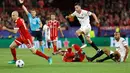 Pemain Bayern Munchen Arjen Robben membawa bola saat melawan Sevilla dalam pertandingan Liga Champions di stadion Sanchez Pizjuan di Sevilla (3/4). (AP Photo / Miguel Morenatti)