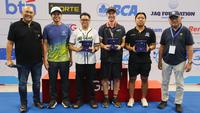 Ketua Harian PB Akuatik Indonesia, Harlin E. Rahardjo, (kedua dari kiri) memberikan plakat juara kepada Tim Millennium Aquatic Jakarta, Beast Aquatic Club Bandung dan Jaquatic Swimming Club Jakarta pada gelaran Indonesia Open Aquatic Championships (IOAC) 2025.  (Bola.com/Abdul Aziz)