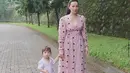 Jalan-jalan bareng si kecil, Asmirandah tampil cantik mengenakan dress polkadot berwarna pink. Ia melengkapi penampilannya dengan flat shoes warna hitam. (Instagram/asmirandah89).