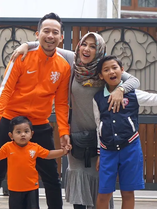 “Justru dia (Denny) paling serius, fokus dalam hal mendidik anak. Makanya, anak-anak deket banget sama dia,” sambung Santi Widihastuti, istri Denny Cagur. (Instagram/dennycagur)