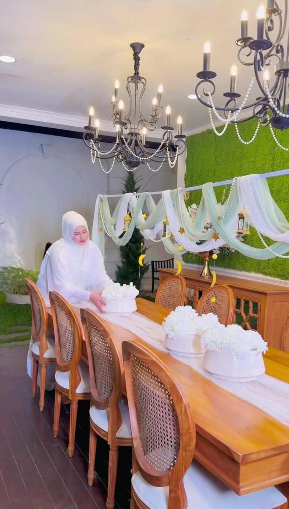 Intip Potret Ruang Makan di Rumah Tasyi Athasyia Selama Ramadan, Inspirasi Desain ala Timur Tengah