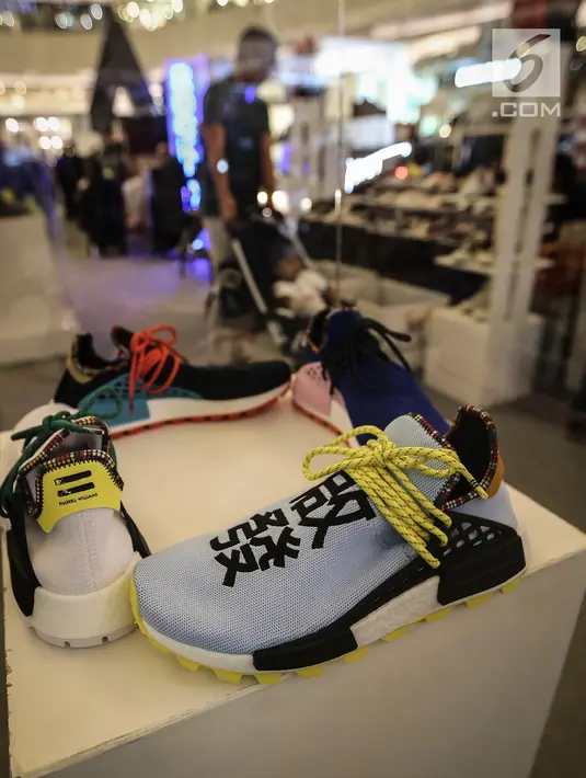 Sepatu sneaker dipajang di etalase pada bazar Sneakerpeak Kemang Quatro di Lippo Mall Kemang, Jakarta, Rabu (20/11). Sneakerpeak Kemang Quatro menghadirkan local heroes yang terdiri 14 speaker lokal. (Liputan6.com/Fery Pradolo)