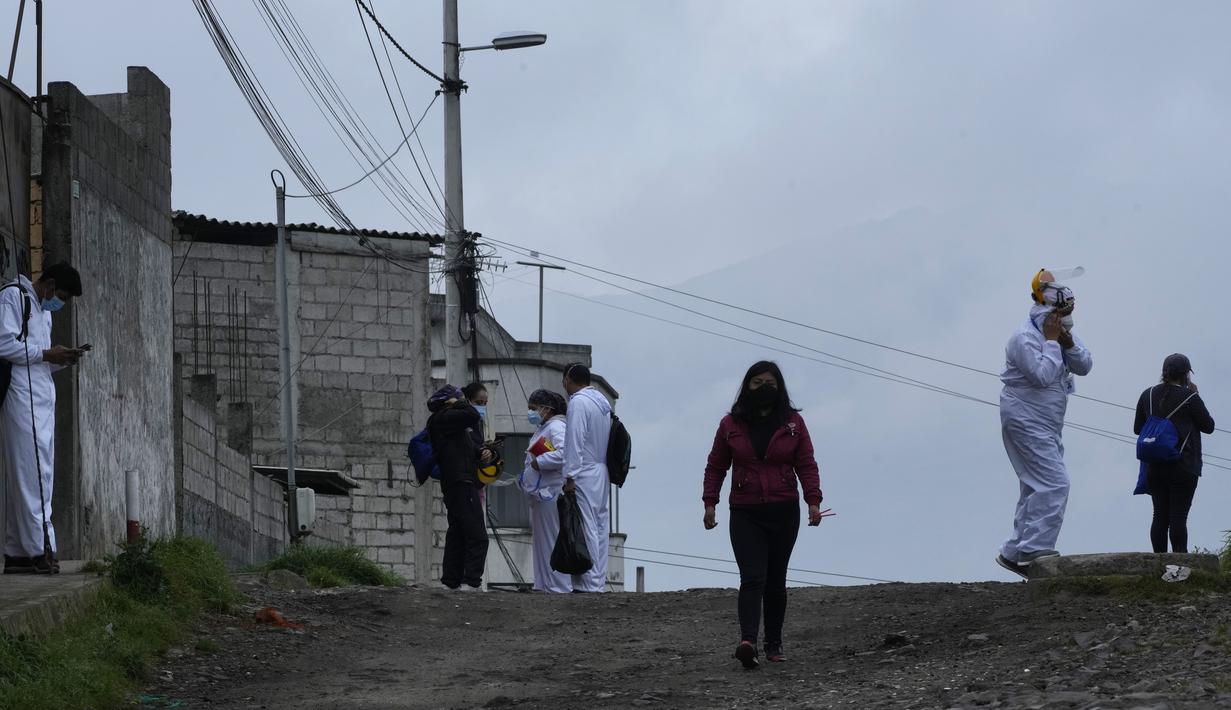 Brigade campuran dari pemerintah kota dan Kementerian Kesehatan mengunjungi lingkungan miskin untuk mendeteksi kasus COVID-19 dan melakukan vaksinasi, di Quito, Ekuador, Rabu (26/1/2022). (AP Photo/Dolores Ochoa)