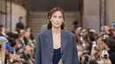 Lalu ada Alexa Chung yang mengenakan blazer abu-abu cerah di atas bodysuit berpotongan. Bintang  40 tahun itu kemudian memadukannya  dengan rok midi lipit dan ikat pinggang.