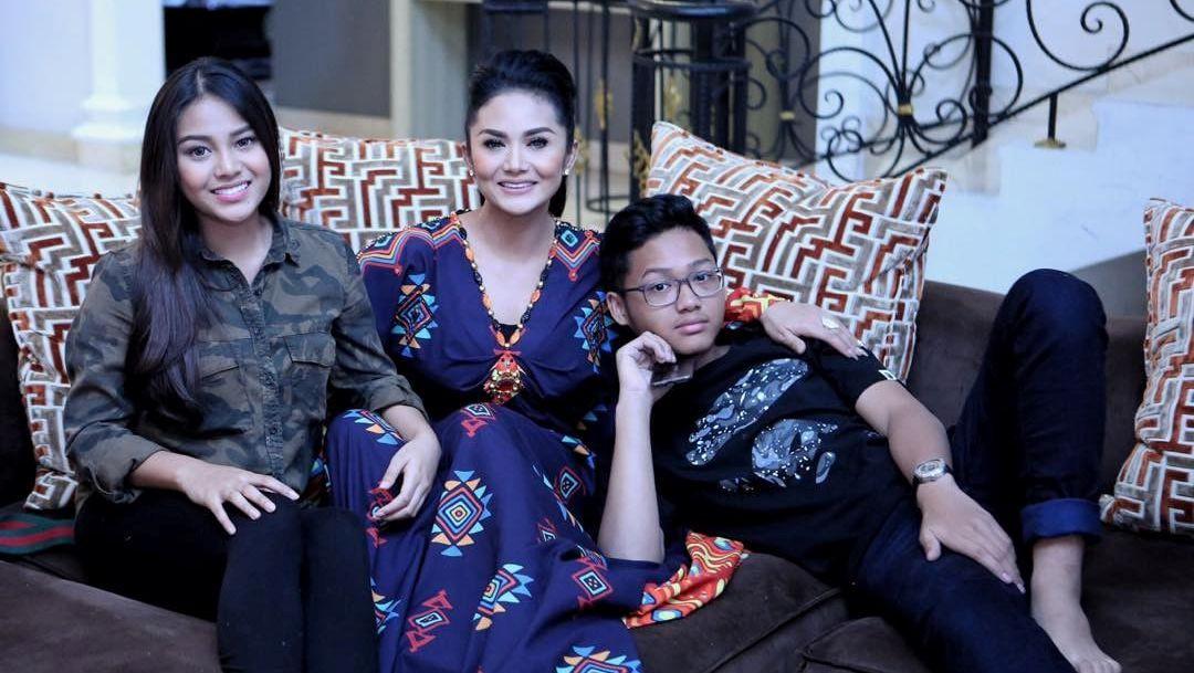 Krisdayanti bersama Aurel dan Azriel Hermansyh [foto: instagram]