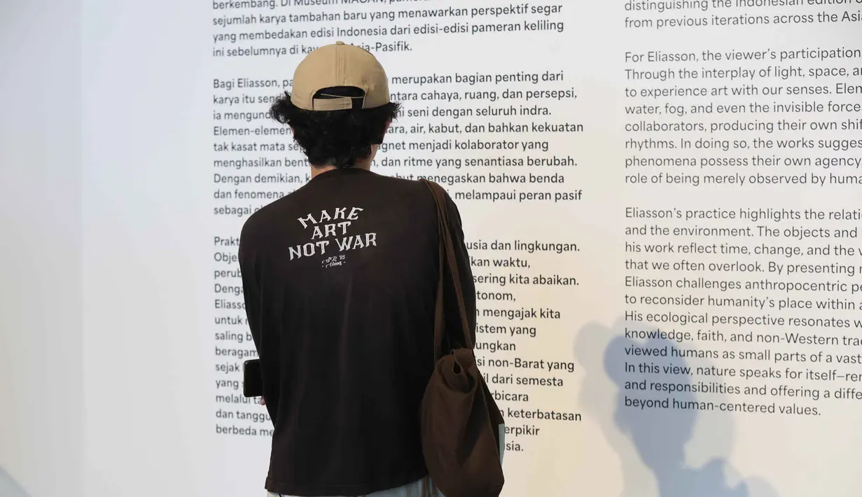 Karya Olafur Eliasson juga mengingatkan bahwa kita bukan entitas yang terpisah dari alam melainkan bagian dari ekosistem luas yang saling terhubung, di mana setiap elemen memiliki peran penting. Tampak dalam foto, pengunjung menikmati koleksi seni modern dan kontemporer karya Olafur Eliasson di Museum of Modern and Contemporary Art in Nusantara (MACAN), Jakarta, Minggu 12 April 2026. (Kapanlagi.com/Budy Santoso)