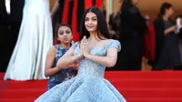 Aktris Bollywood, Aishwarya Rai berpose di depan kamera ketika menghadiri pemutaran film Okja pada Festival Film Cannes 2017, 19 Mei 2017. Aishwarya memadukan gaun Cinderellanya itu dengan riasan yang sederhana. (AP Photo/Thibault Camus)