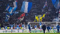 Para pemain Lazio merayakan kemenangan setelah mengalahkan Inter Milan pada pertandingan lanjutan Liga Serie A Italia di stadion Olimpiade Roma, Minggu, (16/2/2020). Lazio menang 2-1 atas Inter Milan.  (AFP/Andreas Solaro)