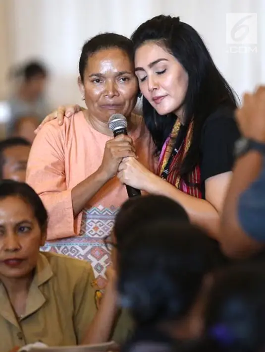 Ketua Tim Alpha Relawan Capres dan Cawapres Jokowi-Amin, Rieke Diah Pitaloka menyanyi bersama warga saat deklarasi Tim Alpha zona Nusa Tenggara Timur di Kupang, NTT Selasa (6/11). (Liputan6.com/HO/Tim Alpha)