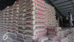 Berdasarkan data Asosiasi Semen Indonesia, penjualan semen di Pulau Jawa pada September 2016 sebesar 3,11 juta ton, turun 5% dibanding periode yang sama pada tahun lalu, Jakarta, Rabu (12/10). (Liputan6.com/Angga Yuniar)