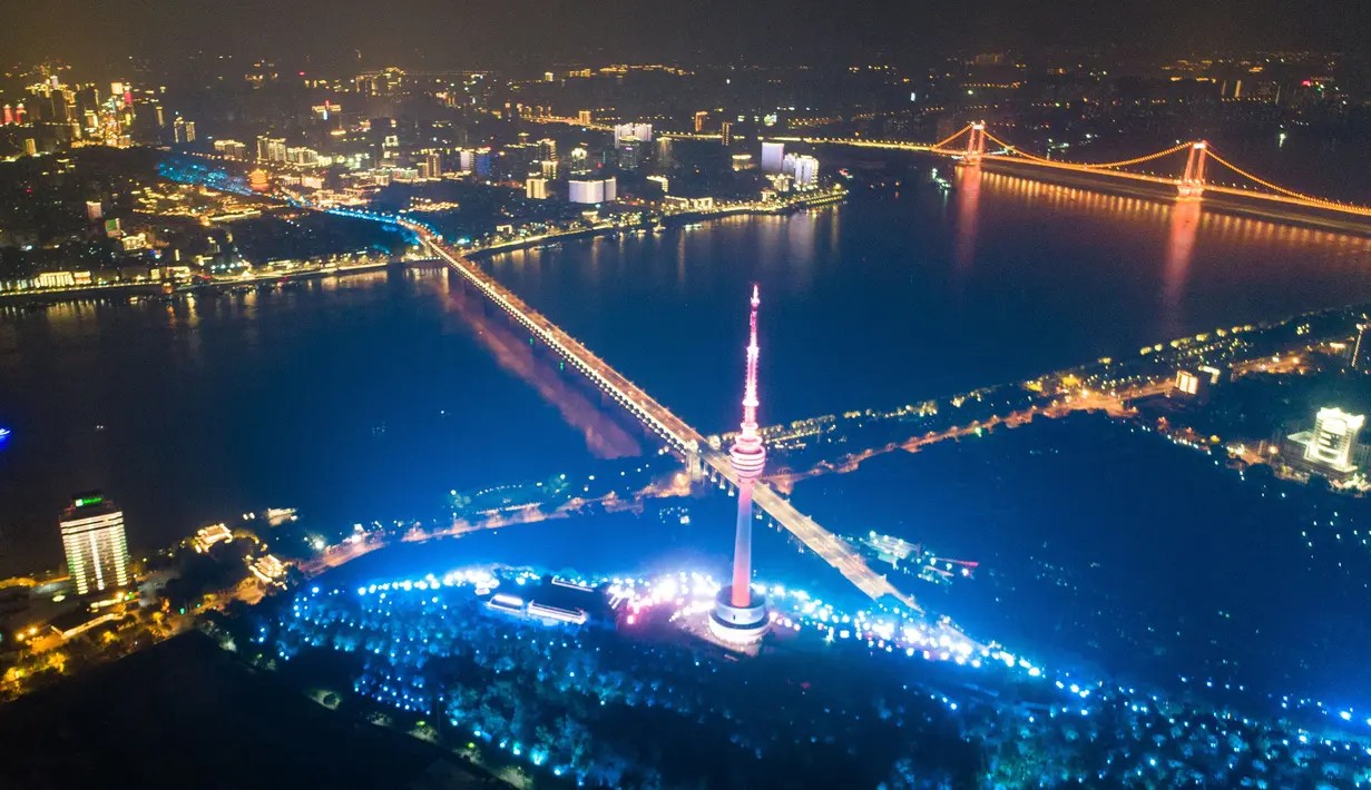 Pemandangan malam hari di Kota Wuhan, Provinsi Hubei, China, 7 April 2020. Wuhan mencabut larangan perjalanan keluar mulai 8 April 2020 setelah penerapan karantina wilayah (lockdown) selama hampir 11 pekan untuk membatasi penyebaran virus corona COVID-19. (Xinhua/Xiao Yijiu)