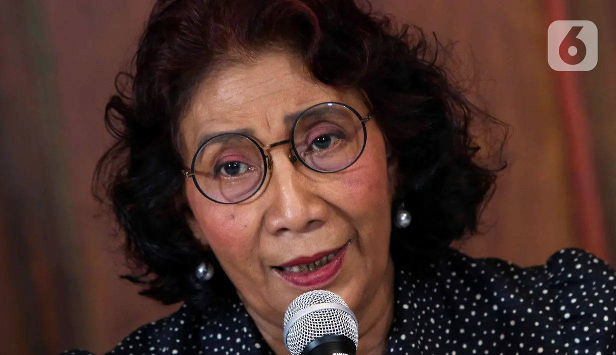 Pemilik Susi Air Susi Pudjiastuti menyampaikan keterangan terkait pembakaran pesawat dan penyanderaan Pilot Capt Philip Mark Mehrtens di Jakarta, Rabu (1/3/2023). Susi Pudjiastuti meminta maaf atas kejadian pembakaran dan penyanderaan pilot Susi Air yang berdampak kepada terhentinya 40 persen operasional penerbangan di Papua dan berharap kelompok penyanderaan bisa membebaskan pilot tersebut. (Liputan6.com/Herman Zakharia)