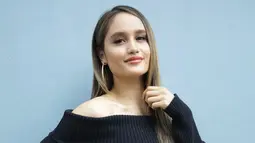 Mengenakan pakaian serba hitam ditambah dengan makeup minimalis, menambah kesan simple pada gaya busana Cinta Laura. Rambutnya yang lurus dan berwarna coklat serta bahunya yang nampak, memberikan kesan yang simple. (Kapanlagi.com/Yunan)