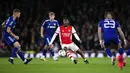 Pemain Arsenal Ainsley Maitland-Niles mengontrol bola saat melawan Leeds United pada pertandingan Piala Liga Inggris di Emirates Stadium, London, Inggris, 26 Oktober 2021. Arsenal menang 2-0. (AP Photo/Matt Dunham)