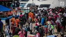 Wisatawan yang akan berlibur menunggu kedatangan kapal di Pelabuhan Kali Adem, Muara Angke, Jakarta, Sabtu (8/6/2019). Beberapa pulau di wilayah Kepulauan Seribu menjadi pilihan favorit banyak warga Ibu Kota dan sekitarnya yang memanfaatkan momen liburan Lebaran. (Liputan6.com/Faizal Fanani)