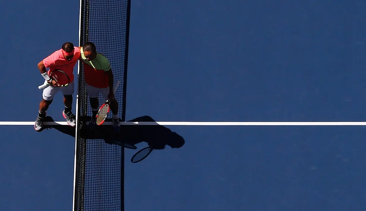 Petenis Spanyol, Rafael Nadal dan petenis Ukraina, Alexandr Dolgopolov berpose seusai putaran keempat turnamen AS Terbuka 2017 di New York, Senin (4/9). Nadal lolos ke perempatfinal usai menang tiga set langsung atas Dolgopolov (AP Photo/Julie Jacobson)