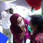 Salah satu tenaga medis tengah melakukan upaya kesehatan kepada pasien katarak, dalam pelaksanaan operasi katarak Gratis rangkain perayaan  ke-62 Hari Bhakti Adhyaksa (HBA) di Garut. (Liputan6.com/Jayadi Supriadin)