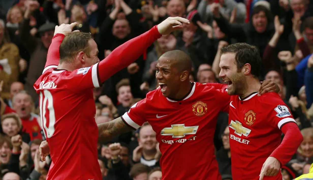 Selebrasi Ashley Young (tengah) usai mencetak gol penyama kedudukan (Reuters / Jason Cairnduff ).