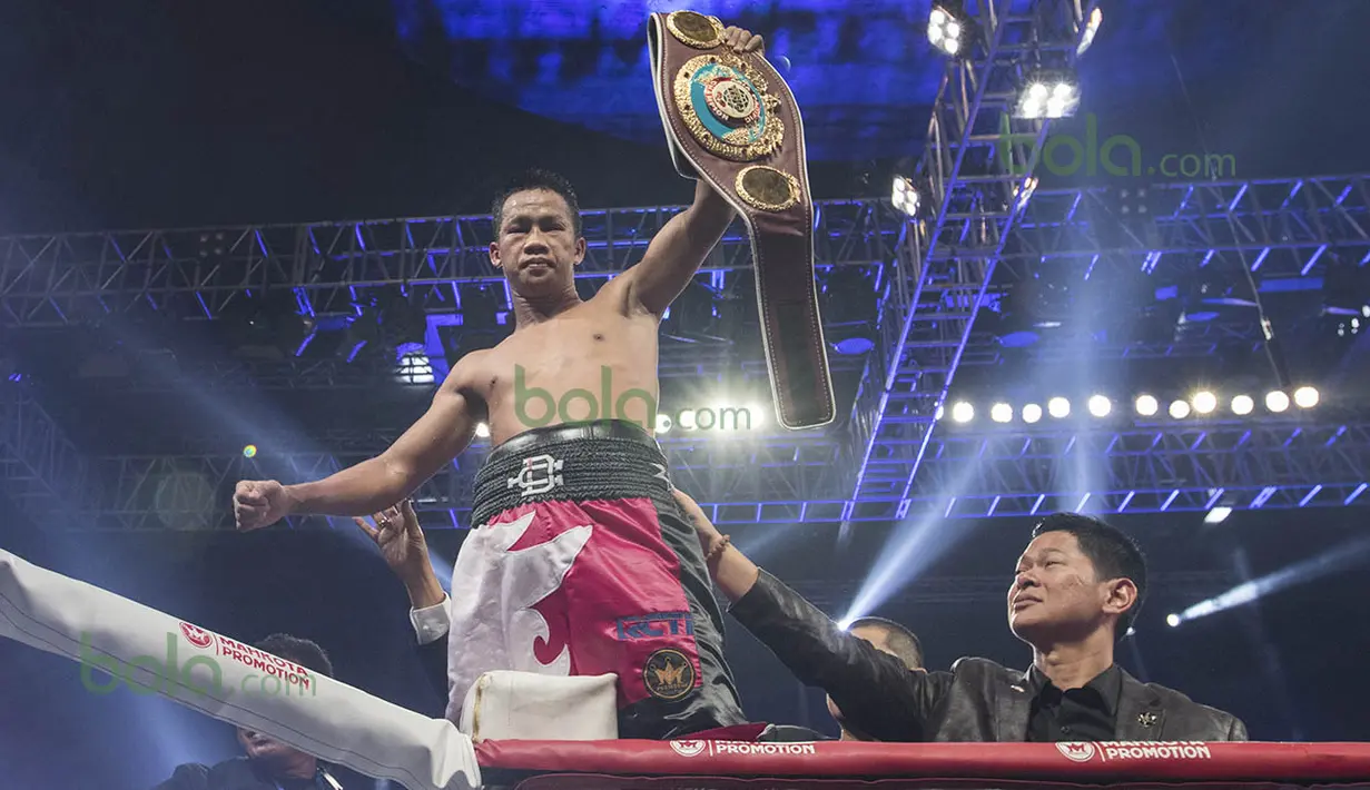 Petinju Indonesia, Daud Yordan, berhasil mempertahankan gelar WBO Asia Pasifik dan Afrika usai menaklukan petinju Jepang, Yoshitaka Kato di Balai Sarbini, Jakarta, Jumat (5/2/2016). (Bola.com/Vitalis Yogi Trisna)