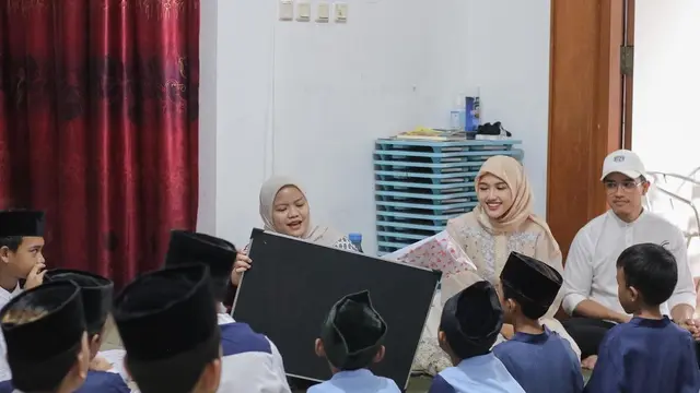 6 Potret Erina Gudono dan Kaesang Buka Puasa Bersama Anak Yatim, Banjir Pujian