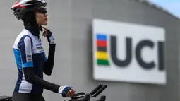 Atlet sepeda Afghanistan Masomah Ali Zada bersiap latihan untuk bersaing di Olimpiade Tokyo di World Cycling Center (CMC) di Aigle (1/7/2021). Wanita berusia 24 tahun itu pernah dilempari batu dan diserang secara fisik di tanah kelahirannya. (AFP/Fabrice Coffrini)