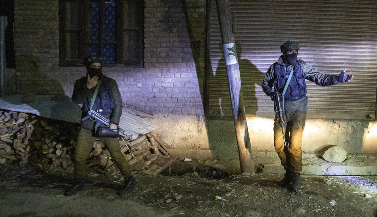Polisi India tiba dalam operasi kontra-pemberontakan di pinggiran Srinagar, Kashmir, India, 3 Januari 2022. Menurut polisi, seorang pemberontak utama dan rekannya tewas dalam operasi tersebut. (AP Photo/Mukhtar Khan)